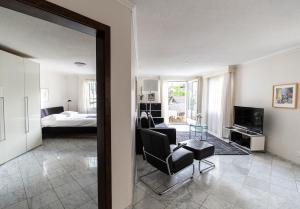 Televisyen dan/atau pusat hiburan di Great 2BR flat in the old town - Niederdorf