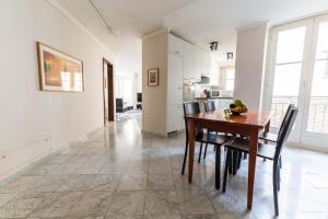 Dapur atau dapur kecil di Great 2BR flat in the old town - Niederdorf