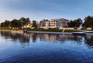 un gran edificio junto a un río con barcos dentro en Wawel View Stylish Apartment - Kościuszki 22, en Cracovia
