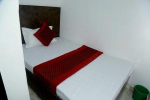 Postel nebo postele na pokoji v ubytování Hotel Yes Please A Budget Friendly Guest House