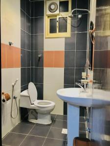a bathroom with a toilet and a sink at شقق سما التميز للشقق المخدومة in Khamis Mushayt +24 photos