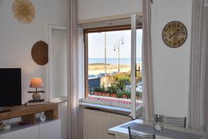 TV a/nebo společenská místnost v ubytování Mare e Relax 2 Melody Sea Front 10' da FCO Airport