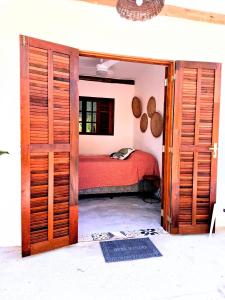 Ένα ή περισσότερα κρεβάτια σε δωμάτιο στο Falanga Suítes 2