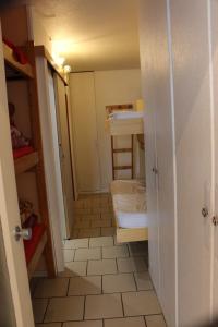 a small room with a small room with a small bathroom at Bel appartement au pied des pistes 9 personnes in Saint-Lary-Soulan