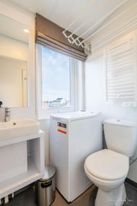 Ένα μπάνιο στο Henningsvær Seaside Top Apartment