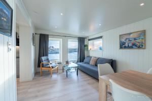 Χώρος καθιστικού στο Henningsvær Seaside Ground Floor Apartment