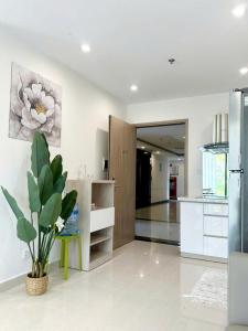 eine Küche mit einer Pflanze in der Mitte eines Raumes in der Unterkunft Shi House -2BR Bulding S903- Netflix & Balcony Q9 in Long Bình + 27 Fotos