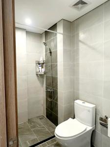 ein Badezimmer mit Toilette und Dusche in der Unterkunft Shi House -2BR Bulding S903- Netflix & Balcony Q9 in Long Bình