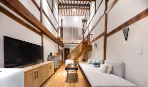 TV a/nebo společenská místnost v ubytování Ancient Charm Inn Chengdu