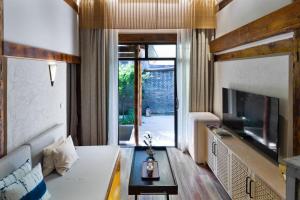 TV a/nebo společenská místnost v ubytování Ancient Charm Inn Chengdu
