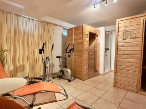 ein Zimmer mit einem Fitnessraum mit Trainingsgeräten darin in der Unterkunft FeWo Harleglück - Carolinensiel in Wittmund