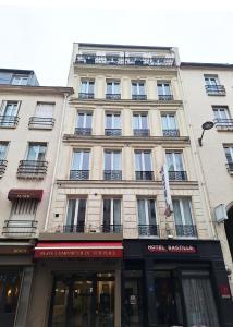 Un edificio alto con ventanas a los lados. en Hotel Bastille Secret, en París 28 fotos más