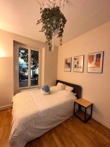 a bedroom with a bed and a window at Cosy Appartement Levallois-Perret in Levallois-Perret