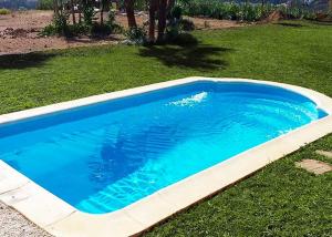 una grande piscina blu in erba di Puerto Cabero a El Ronquillo