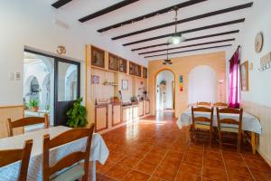 una cucina e una sala da pranzo con tavolo e sedie di Puerto Cabero a El Ronquillo