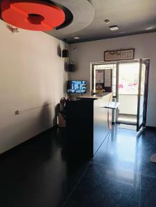 Habitación con mesa y techo rojo. en Skyry Residency Tidel Park, en Coimbatore