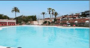 a large blue swimming pool in a resort at Maspalomas Pasito Blanco N in Pasito Blanco