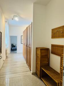 Habitación con pasillo con armarios de madera y puerta. en Pępek Ustronia, en Ustroń 14 fotos más