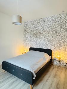 Un dormitorio con una cama en una habitación con una pared. en Pępek Ustronia, en Ustroń