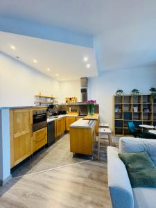 cocina grande con armarios de madera y sofá en Pępek Ustronia, en Ustroń