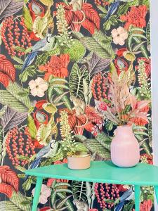 un estante verde con dos macetas en un papel pintado en Pępek Ustronia, en Ustroń