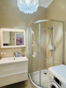 un baño con ducha y lavabo en Pępek Ustronia, en Ustroń