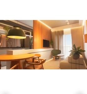 a living room with a table and a couch at Luxuoso e Aconchegante Ed Jh Palhano 1108 in Londrina
