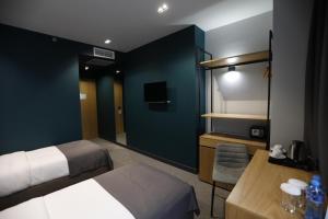 トビリシにあるGraf Hotelのベッドと鏡が備わるホテルルーム