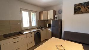 Kuchyň nebo kuchyňský kout v ubytování Seaside Apartments Laurus Murter