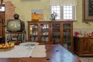 a living room with a tv and a table at TORRE QUADRANA in Spello