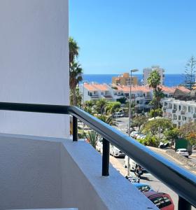 balcón con vistas al océano y a los edificios en Ocean view & Pool Los Cristianos Summerland, en Los Cristianos