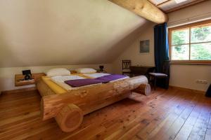 une chambre avec un lit fait d'un rondin dans l'établissement Eifelurlaub - kanadisches Blockstamm Ferienhaus für 12 Personen, à Schleiden