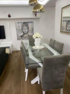 Μια τηλεόραση ή/και κέντρο ψυχαγωγίας στο Apartamento de Luxo -T2 +14 φωτογραφίες