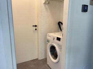 eine Waschmaschine und ein Trockner in einem kleinen Raum in der Unterkunft Soggiorno Confortevole Nel Pieno Centro Storico in Casale Monferrato