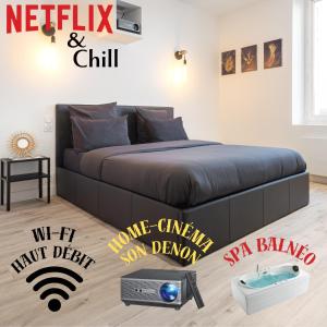 ein Schlafzimmer mit einem Bett und ein Schild, auf dem WLAN steht und chillt in der Unterkunft Cinéma & Jacuzzi aux Étoiles - CasaBianca Suite in Saint-Étienne