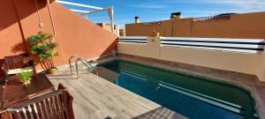 Bazén v ubytovaní Tirreno Vacances alebo v jeho blízkosti