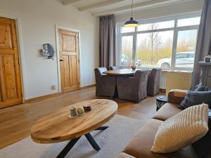Χώρος καθιστικού στο Vakantiehuis met prachtig uitzicht in de tuin NJ01