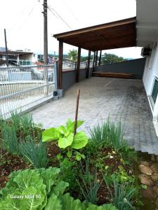 a garden with plants and a pavilion on a building at Joinville Apartamento in Joinville