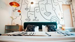 Art Bliss Hostel客房内的一张或多张床位
