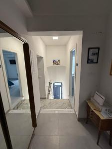 un pasillo con un pasillo que conduce a una habitación en Residenza Antonio Casolino, en Termoli