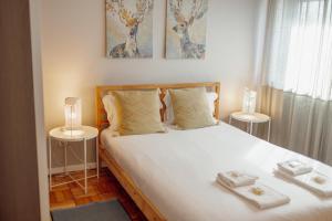 En eller flere senge i et værelse på Summer Espinho Flat by Vacationy