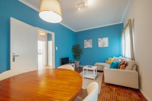 Et opholdsområde på Summer Espinho Flat by Vacationy