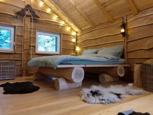 Velika RemetaZonamita house的小木屋里的一间卧室，里面有一张床