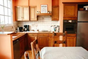 Η κουζίνα ή μικρή κουζίνα στο Maison pour 6 en bord de mer à Plouneour Trez