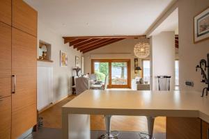 Il comprend une cuisine et un salon avec une grande table. dans l'établissement Villa Petrarca, Luxury villa with spectacular views on lake Orta, à Pella