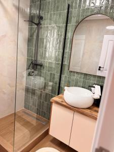 ein Badezimmer mit Waschbecken und Dusche in der Unterkunft The Monarch Residential 6 in Lisaura