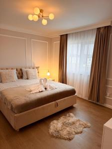 ein Schlafzimmer mit einem Bett mit einer Puppe drauf in der Unterkunft The Monarch Residential 6 in Lisaura