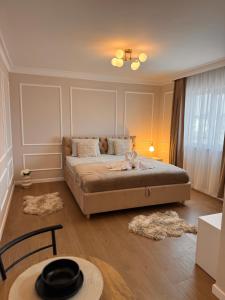 ein Schlafzimmer mit einem Bett, auf dem ein Stofftier liegt in der Unterkunft The Monarch Residential 6 in Lisaura