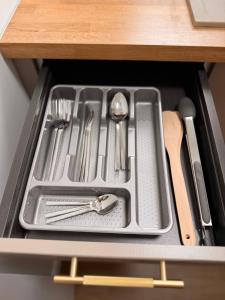ein Tablett mit Küchenutensilien in einer Schublade in der Unterkunft The Monarch Residential 6 in Lisaura