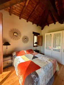 a bedroom with a bed in a room with wooden floors at LA CASUCA in Silió
